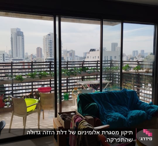חלונות זכוכית עם תריסים חיצוניים במרפסת